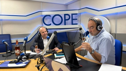 Luciano García Carrión, vicepresidente de bodegas García Carrión, con Ángel Expósito