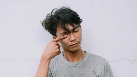 Hombre tocándose el ojo