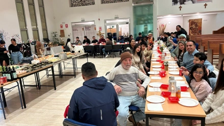 Una gran familia se reúne cada Nochebuena en torno a la mesa en la parroquia soriana de Camaretas, un refugio para los más necesitados