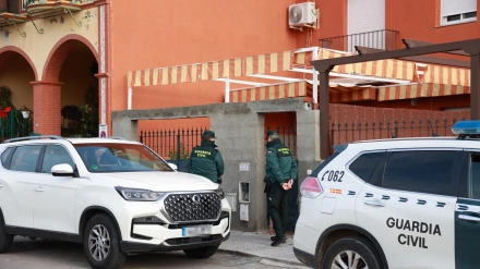 Agentes de la Guardia Civil a las puertas del domicilio donde ocurrieron los hechos