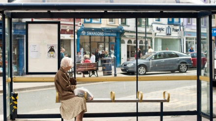 Fotografía recurso de una marquesina en una ciudad que, un día, fue europea