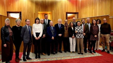 Representantes del Parlamento de Galicia y de la Fundación Otero Pedrayo tras la declaración institucional