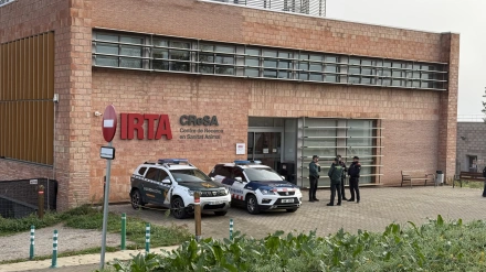 Mossos y Guardia Civil frente a las instalaciones del IRTA-CReSa