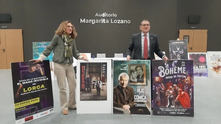 El concejal de Cultura y la programadora del auditorio presentan los espectáculos de la temporada 2026