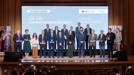 La Reina Letizia con los galardonados en los Premios Naos, entre ellos el representante del colegio Ana Caicedo