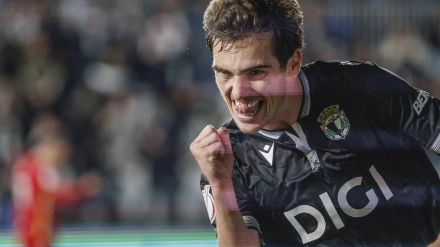 BURGOS, 18/12/2025.- El jugador del Getafe Milla (dcha) pelea por el balón con el jugador del Burgos Víctor Mollejo, durante el partido de los dieciseisavos de final de la Copa del Rey disputado este jueves en Burgos. EFE/Santi Otero