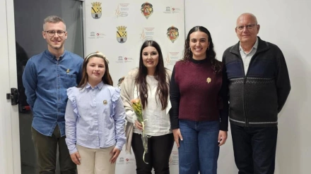 Mireia Adunción Malonda, pregonera de las Fallas 2026 de Dénia, acompañada del presidente de la Junta Local Fallera de Dénia, las Falleras Mayores y el alcalde de Dénia