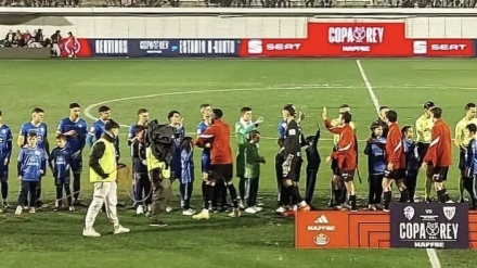 Los jugadores se saludan al inicio del partido