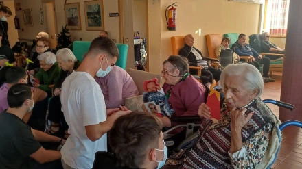 Varios de los residentes hablando con estudiantes de la FP