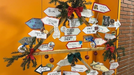 Una imagen del árbol de Navidad que elaboraron en el Colegio Marcelo Gago de Avilés