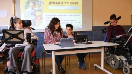 Gema en la presentación junto a otros adolescentes