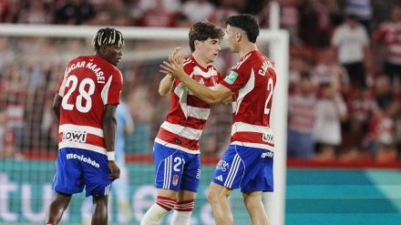 Pablo Sáenz celebra con Casadesús un gol con el Granada en presencia de Óscar