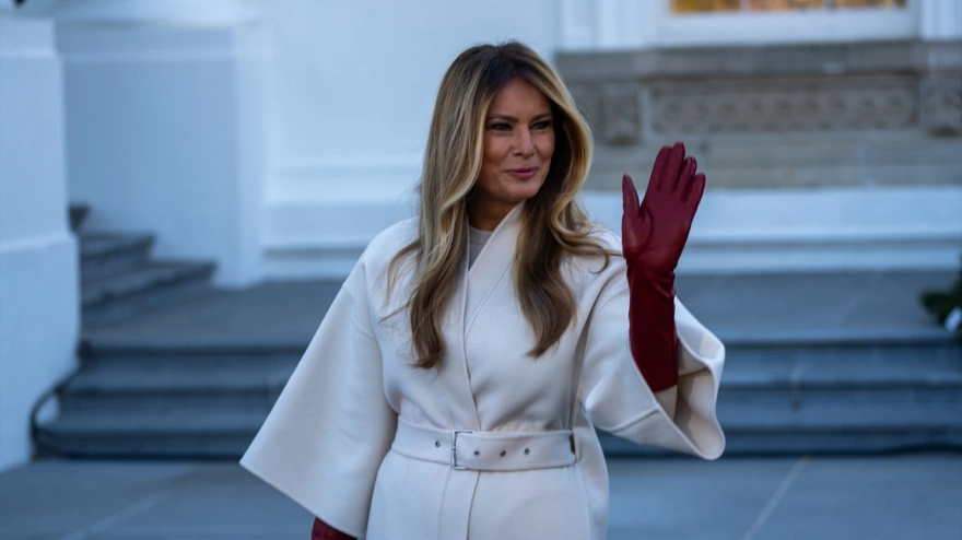Melania Trump con la decoración navideña
