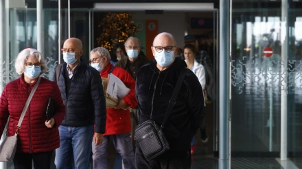 Aspecto del Hospital del Mar de Barcelona, este miércoles, el primer día de la obligatoriedad de uso de mascarilla que Cataluña ha impuesto en todos los centros de salud