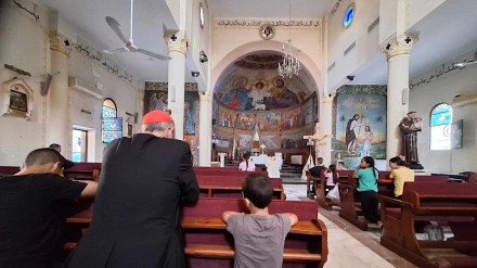 Pizzaballa reza en la Iglesia de la Sagrada Familia