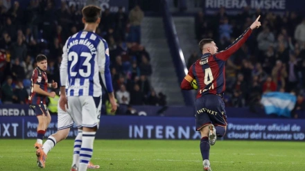 Dela celebra el gol del Levante UD