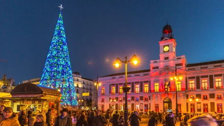 R8RJ82 Madrid, Spain - Dec 5th 2017 - Big group of people walking around a big christmas tree in downtown Madrid in Spain