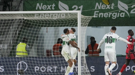 Los jugadores del Elche celebran uno de los goles ante el Rayo