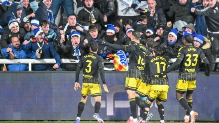 Los jugadores del Zaragoza celebran el gol de Bakis en Burgos