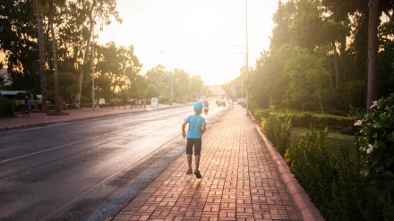 Niño andando por la calle