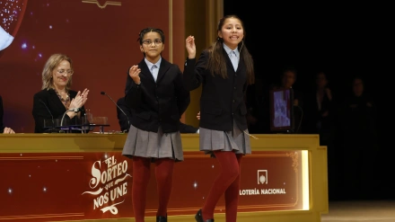 Alba Yadira Machaca (d) e Italy Andrea Blanco cantan el número agraciado con el premio gordo del Sorteo de la Lotería de Navidad, dotado con 4 millones de euros a la serie, 400.000 al décimo