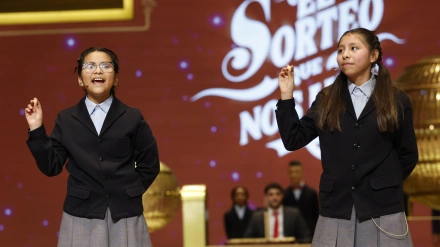 Alba Yadira Machaca e Italy Andrea Blanco cantan el número agraciado con el premio gordo del Sorteo de la Lotería de Navidad