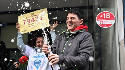 Trabajadores de la administración Nº 246 de Madrid realizan declaraciones tras vender 16 series del 79.432, que ha sido el número agraciado con el Gordo del Sorteo Extraordinario de la Lotería de Navidad