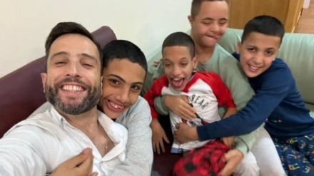 Eduardo Moreno junto a los niños del Hogar Niño Dios en Belén