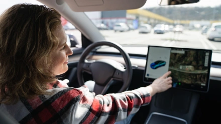 Mujer tocando la pantalla del coche.
