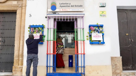La administración número 2 de Chiclana de la Frontera (Cádiz), coloca en su fachada el cartel con el número ganador del tercer premio de la Lotería de Navidad, el 90.693