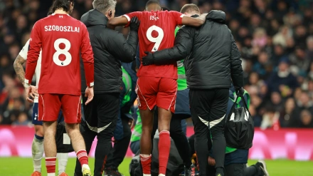Alexander Isak se retira lesionado del partido frente al Tottenham