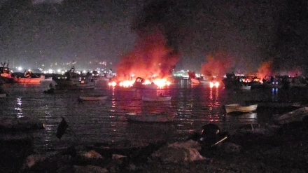 Embarcaciones ardiendo en la ría de Punta Umbría