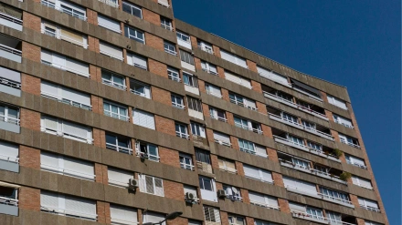 Bloque de pisos en una ciudad de España