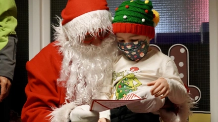 Papá Noel visita la planta de pediatría del Hospital de León