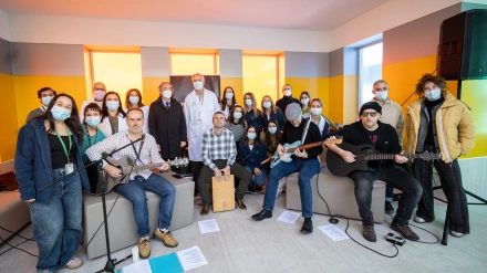 Componentes grupo de rock tocando en el Hospital Virgen de las Nieves