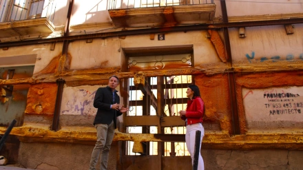 El alcalde y la concejala de Urbanismo ante el solar en el que se construirán las viviendas para jóvenes en la calle Leonés