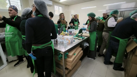 Los voluntarios de Cocinillas CCF preparan los 530 menús solidarios