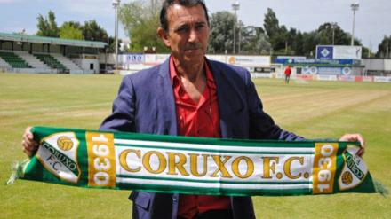 Javier Maté, en una foto de archivo con el Coruxo