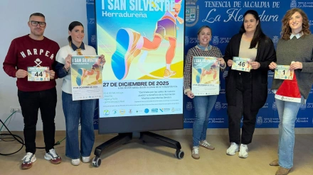 Los ponentes en la rueda de prensa posando con el cartel anunciador