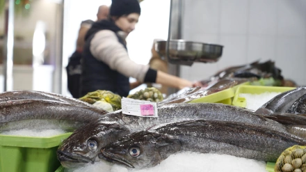 Varias merluzas expuestas para su venta en una pescadería de un mercado de abastos de la localidad de Viveiro