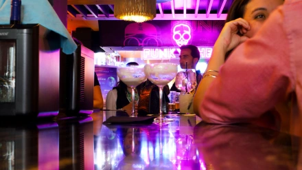 Gente disfrutando en una azotea en la ciudad de Madrid