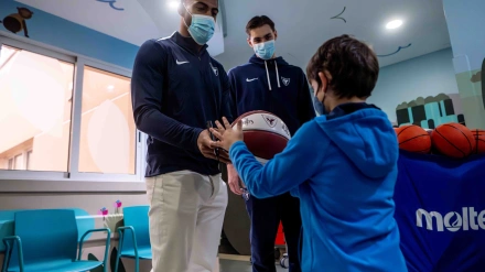 Jugadores de UCAM visitan el hospital Quirónsalud Murcia