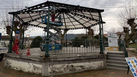 Obras en el palco de la música de la Alameda de Pontedeume