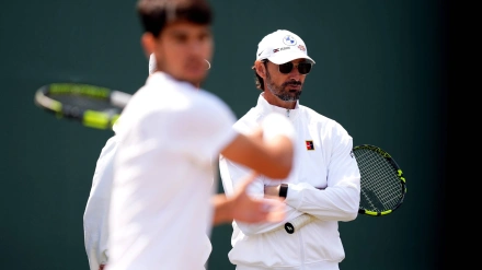 Juan Carlos Ferrero observa un entrenamiento de Carlos Alcaraz en el pasado Wimbledon.