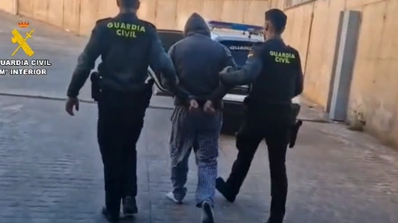 La Guardia Civil entrega al juez a los presuntos autores del doble crimen de La Marina