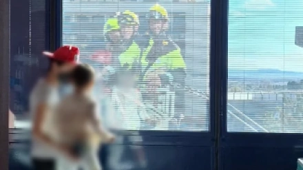 Los Bomberos sorprenden a los niños del Hospital San Jorge de Huesca