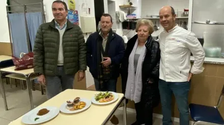 La iniciativa del cocinero Marcos Reguera, junto a su madre y un proveedor local, busca llevar un menú especial al Comedor Social de San Roque