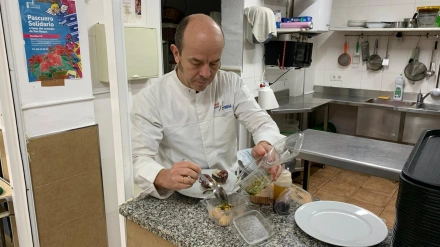 La iniciativa del cocinero Marcos Reguera, junto a su madre y un proveedor local, busca llevar un menú especial al Comedor Social de San Roque