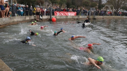 Un grupo de 30 "valientes" protagonizan un nuevo Chapuzón Solidario en el Canal de Castilla en Palencia  con la finalidad de  recaudar fondos para Mundo Azul, que trabaja con personas con trastorno austista