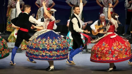Coros y Danzas Virgen de las Huertas durante uno de sus espectaculos